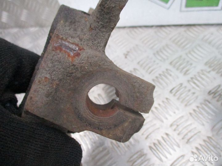 Кулак поворотный передний правый Мицубиси Галант 8