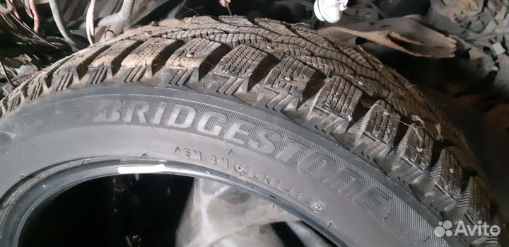 Bridgestone Blizzak Spike-01 215/50 R17