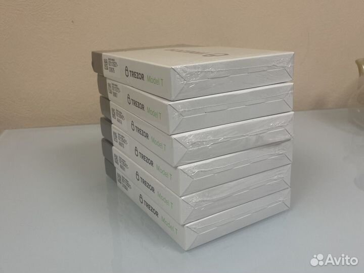 Trezor model T Криптокошелёк