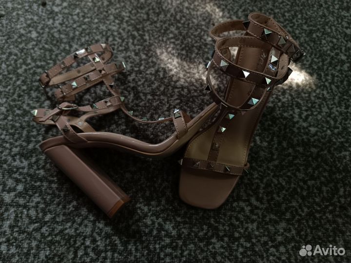 Босоножки женские