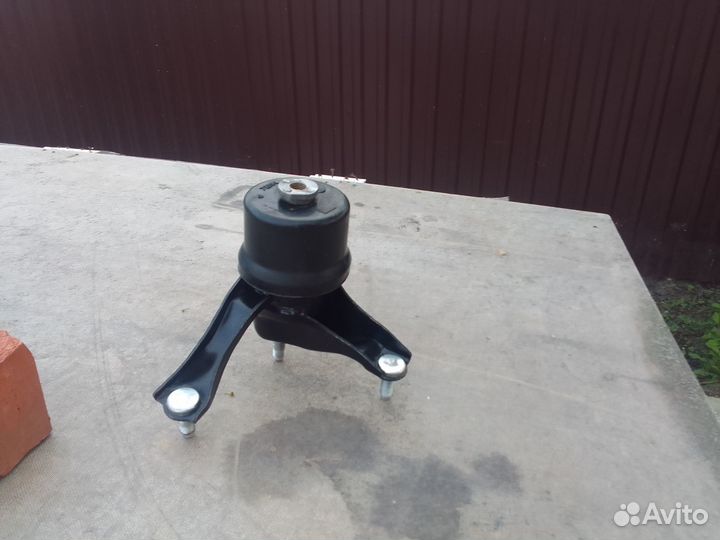 Опорная подушка двигателя на 40ю тойоту камри