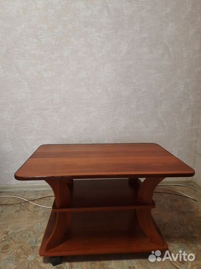 Журнальный стол на колесах