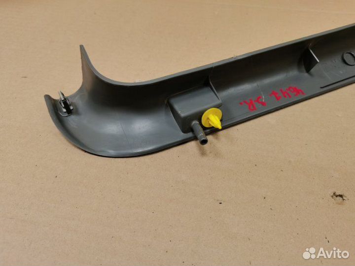 Обшивка двери задней правой Chrysler Voyager 3.3L