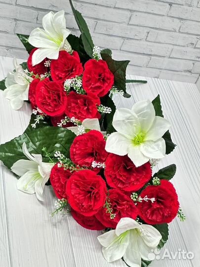 Гвоздики, лилии искусственные