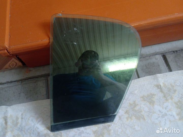 Задняя левая форточка Опель