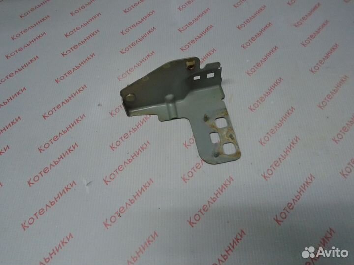 Nissan 62293-BV030 Кронштейн левый