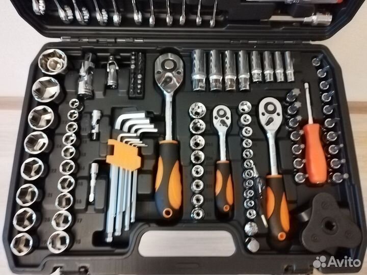 Набор инструментов в прочном кейсе