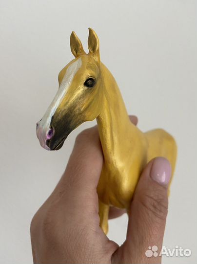 Фигурка лошади ахалтекинец