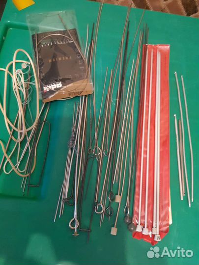 Для вязания спицы, крючки разные