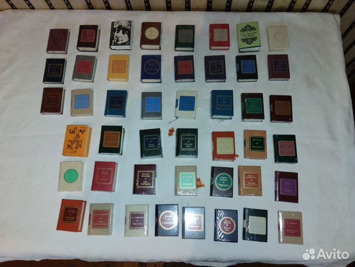 Коллекция миниатюрных книг