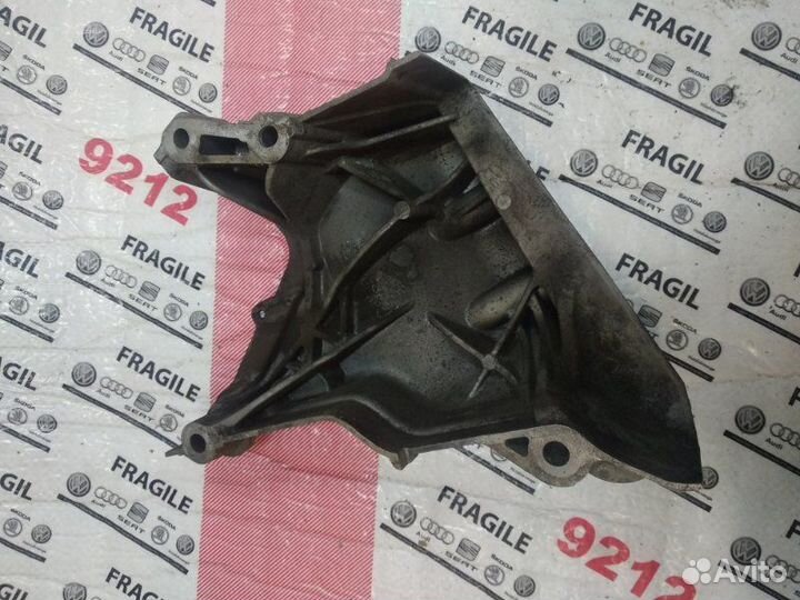 Кронштейн двигателя правый Volkswagen Polo sedan