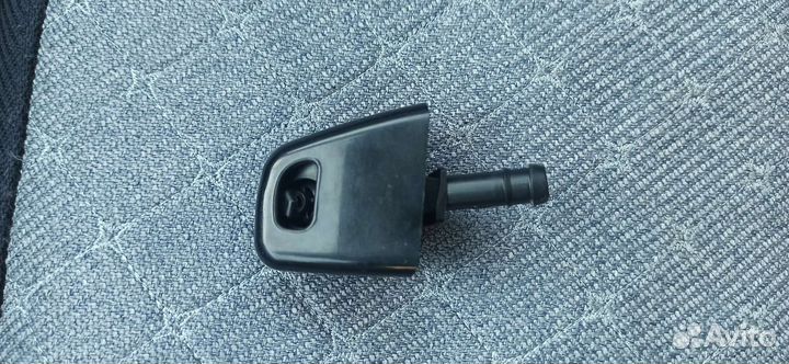 Форсунка омывателя фары на Nissan Xtraill