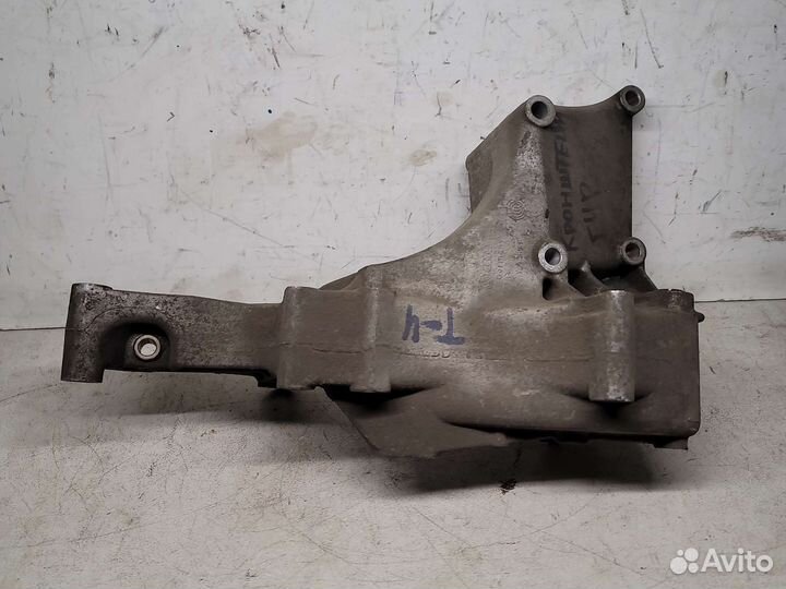 Кронштейн генератора VW Транспортер Т4 AJA ACV AEU