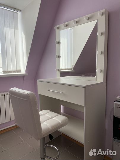 Гримёрный стол с зеркалом с подсветкой