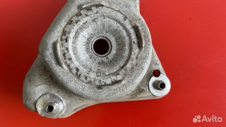 Крепление амортизатора переднее правое Audi A6 C6