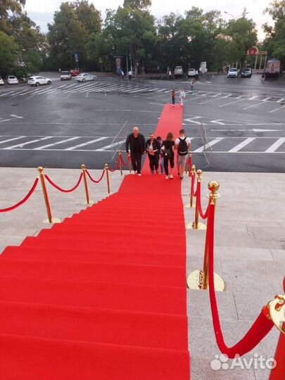 Дорожка красная, столбики золотые