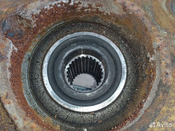 Кулак поворотный передний правый Toyota Isis I рестайлинг (2009—2018)