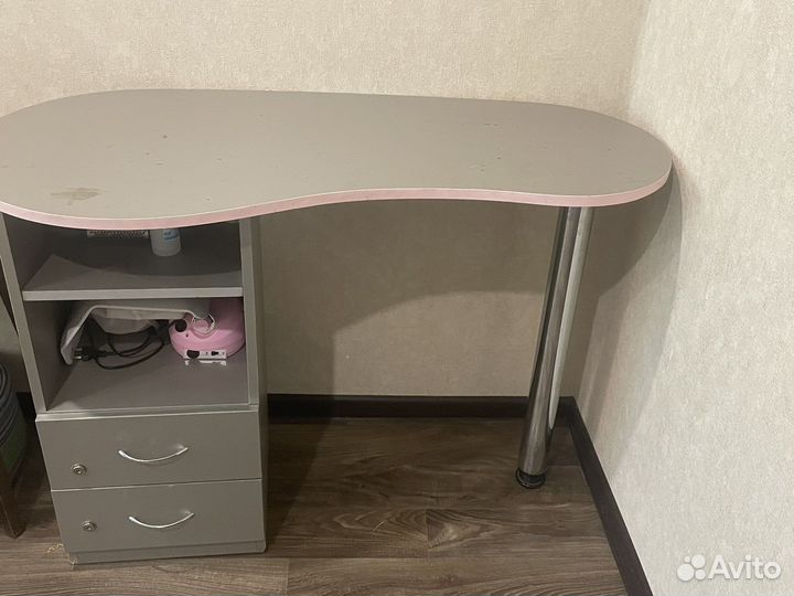 Маникюрный стол