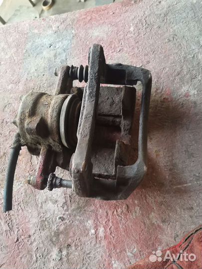 На мицубиси кольт 6 суппорт передний левый