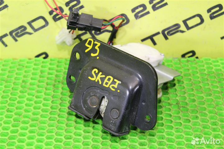 Замок багажника задний Mazda Bongo SK82MN F8