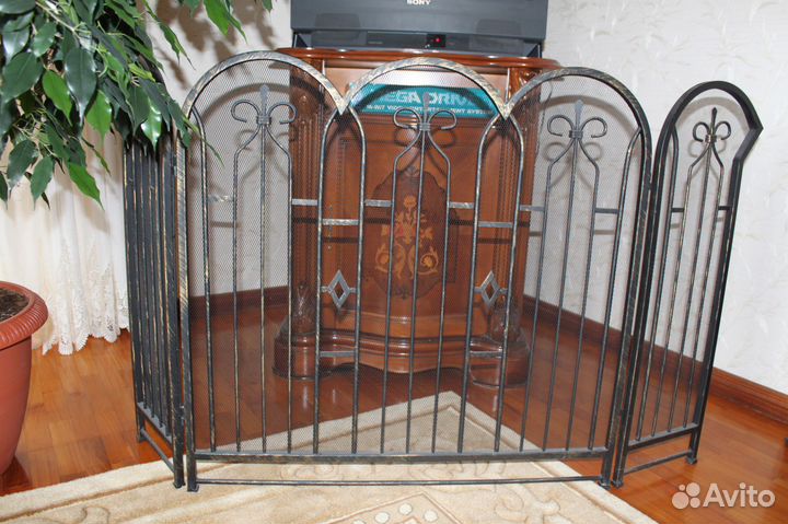 Защитный кованный экран для камина