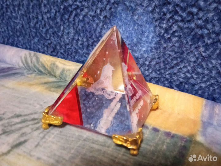 Подарок. Пирамидка стекло с лазерной голограммой