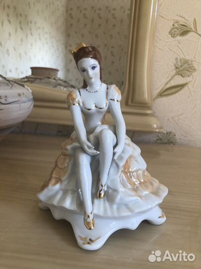 Фарфоровая статуэтка девушка
