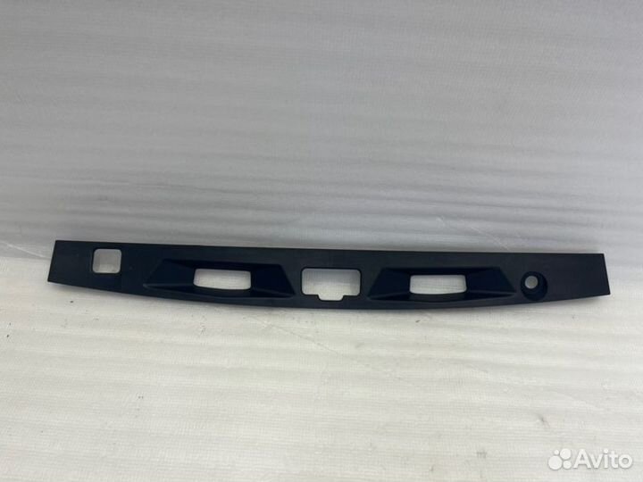 Накладка крышки багажника Toyota Camry V70/V75