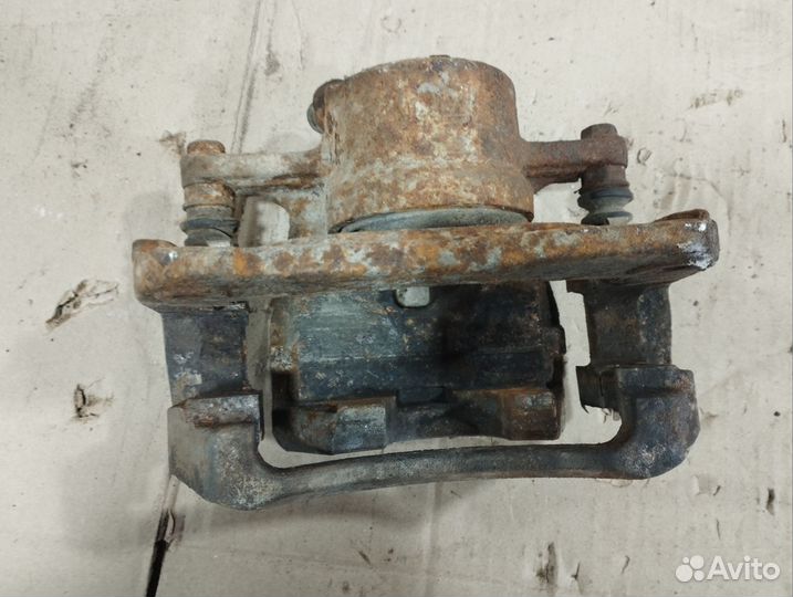 Тормозной суппорт передний левый Toyota Camry V40