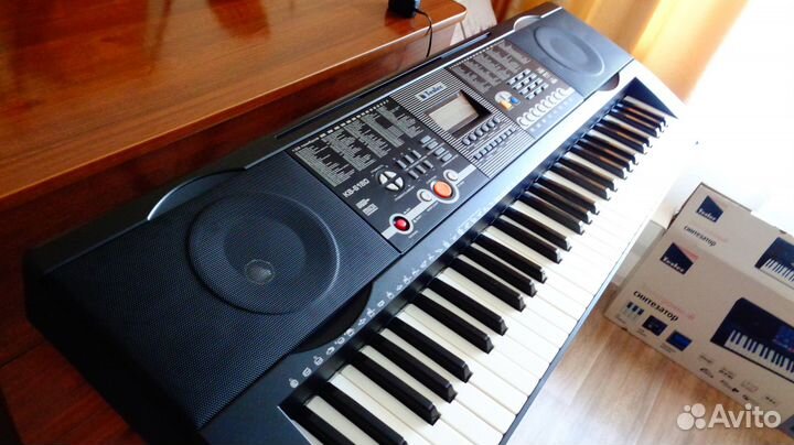 Синтезатор Tesler KB-6180 + стойка Quik Lok