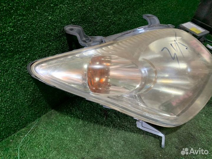 Фара передняя правая Toyota Ist NCP65