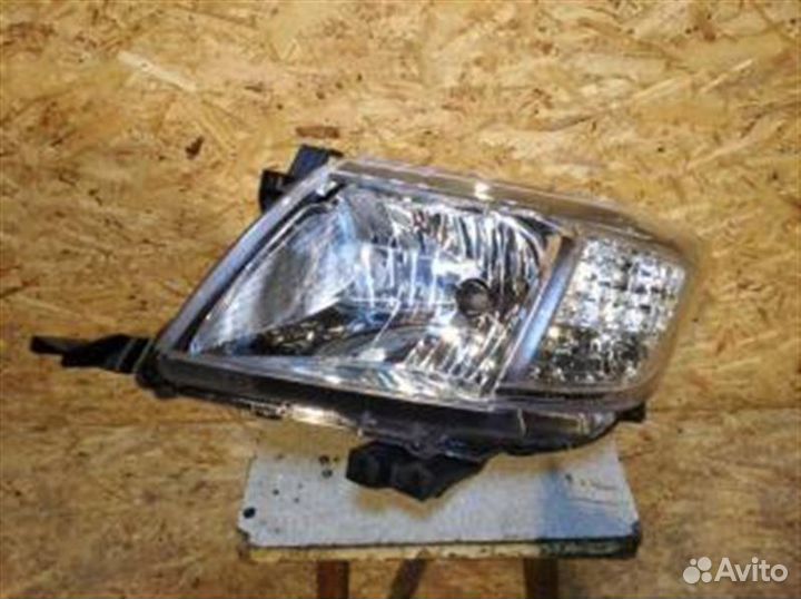 Фара левая Toyota Hilux 2011