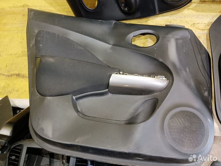 Обшивка двери Nissan Juke Ниссан жук