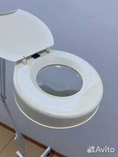 Лампа-лупа напольная для косметолога