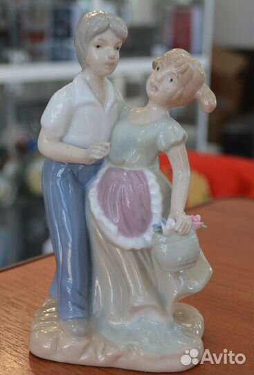 Фарфоровая статуэтка- влюбленная парочка (свидани