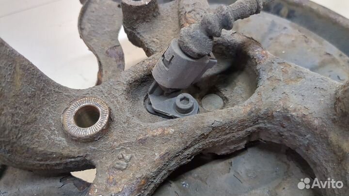 Ступица (кулак, цапфа) правая задняя Volkswagen Jetta 5