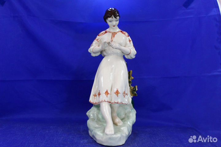 Фарфор статуэтка Украинка Девушка гадает редкий ок