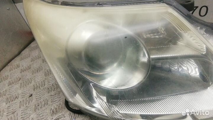 Фара правая Toyota Avensis