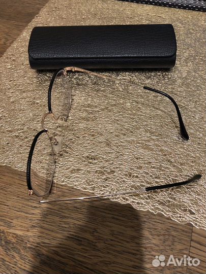Очки и футляр для них