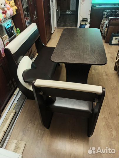 Кухонный уголок со столом и стульями