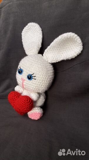 Вязанный кролик-символ 2023 года