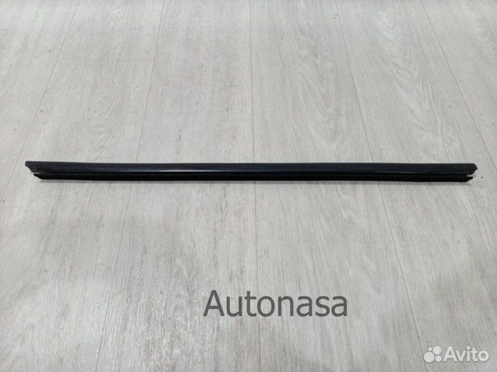 Уплотнитель стекла двери задний правый Renault