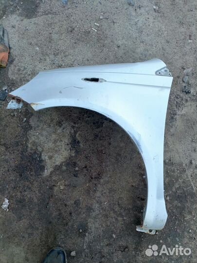 Крыло левое Toyota Yaris l