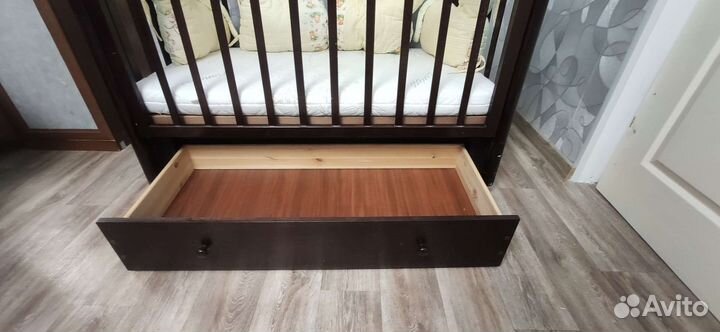 Детская кроватка с продольным маятником