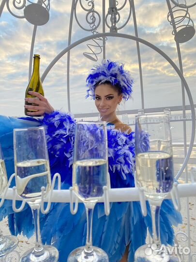 Девушка в клетке