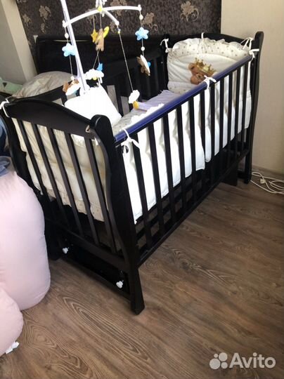 Детская кроватка с поперечным маятником