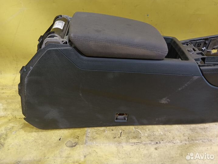 Консоль подлокотник Audi A4 B9 2015 Ауди а 4