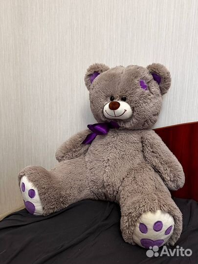 Большой плюшевый медведь