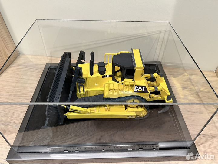 Масштабная модель гусеничного бульдозера Cat