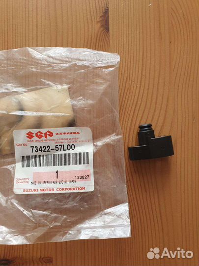 Кронштейн крепления бардачка Suzuki 73422-57L00